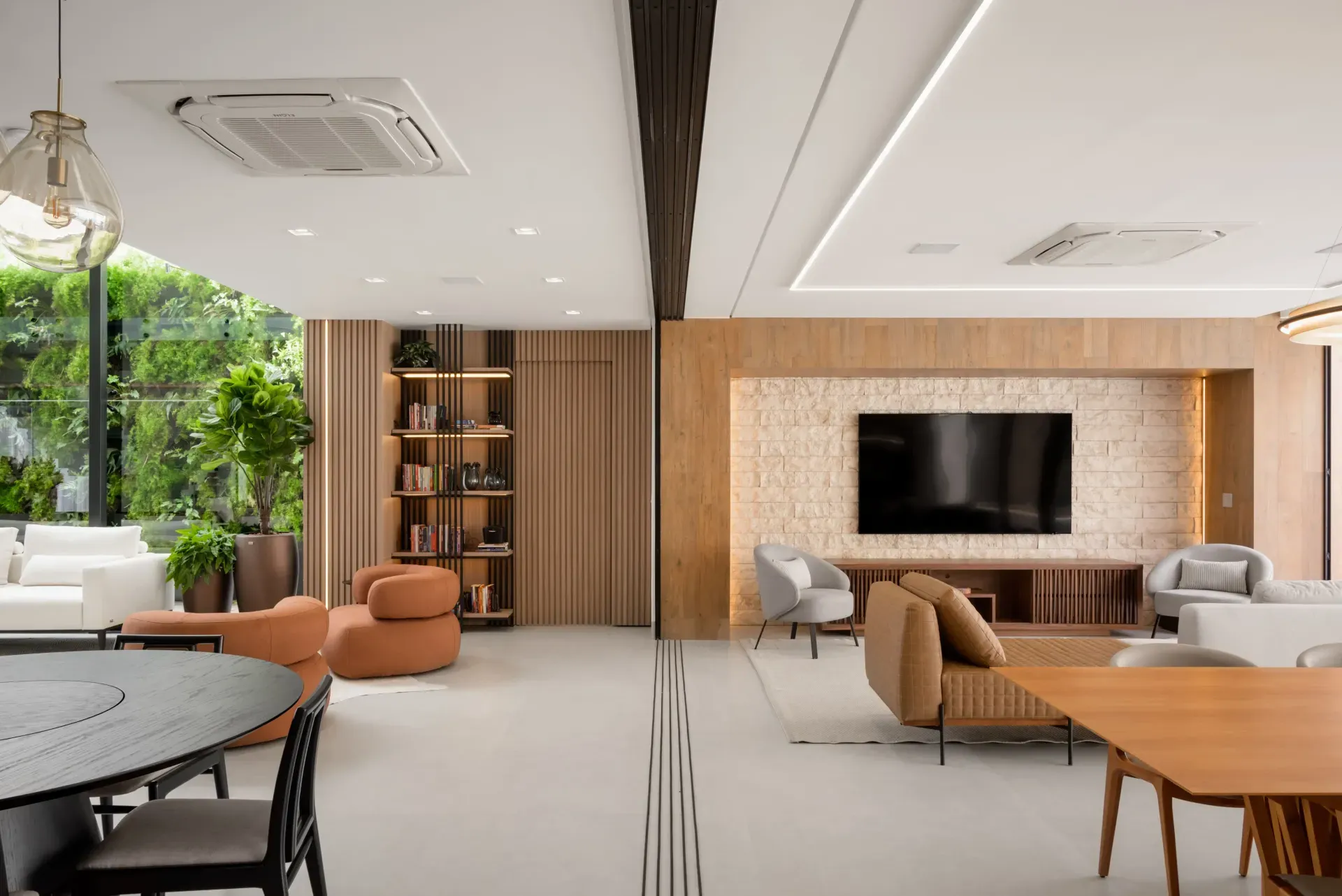 Living de alto padrão com móveis de design contemporâneo Fratelli House